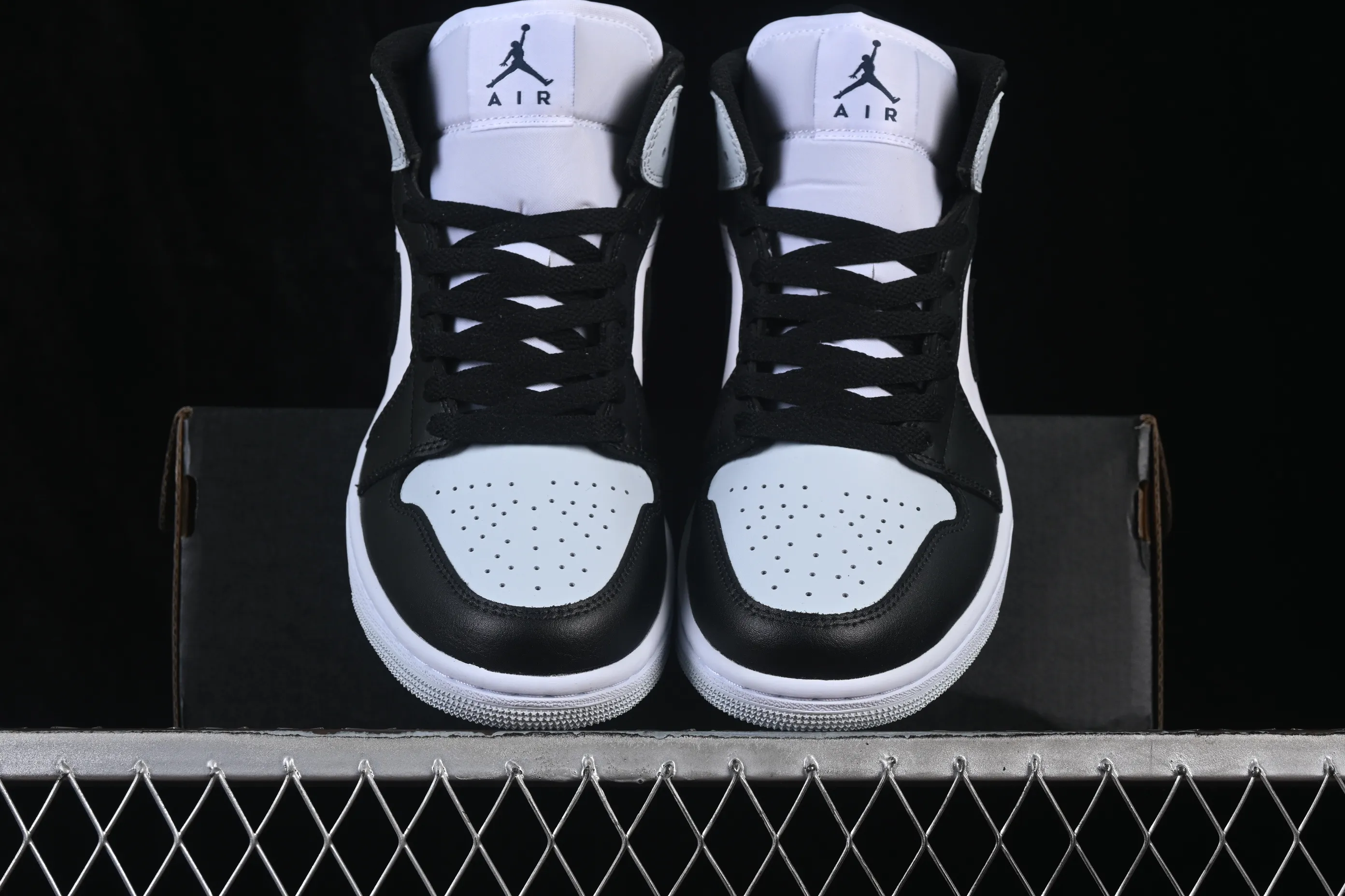 All categories Air Jordan Jordan series basketball shoes Air Jordan 1 Mid G version pure original Air Jordan 1 Mid AJ1 Joe 1 black and white gray mid-top cultural casual sneakers DQ8426-002